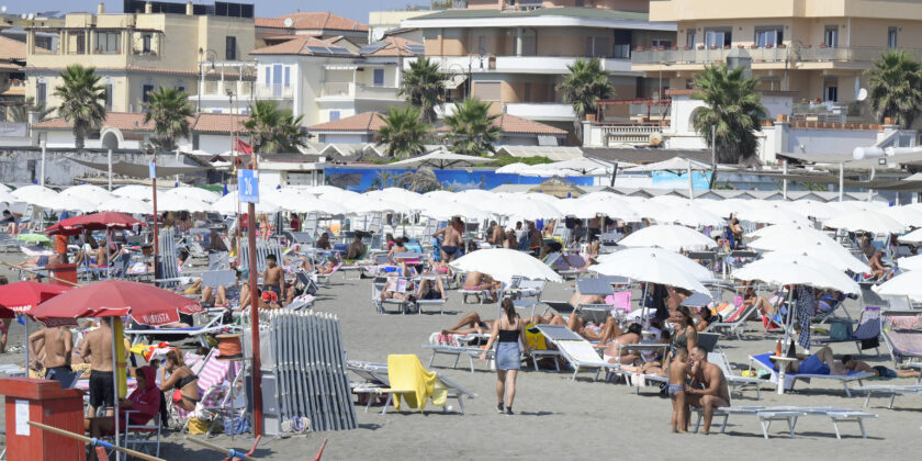 Noleggiare sdraio, lettini e ombrellone-Foto da imagoeconomica