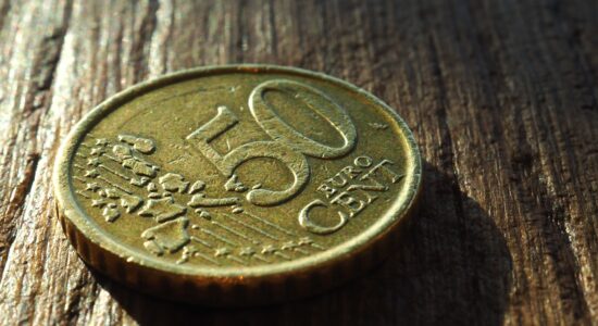 Per far brillare i vestiti stinti bastano 50 centesimi di euro