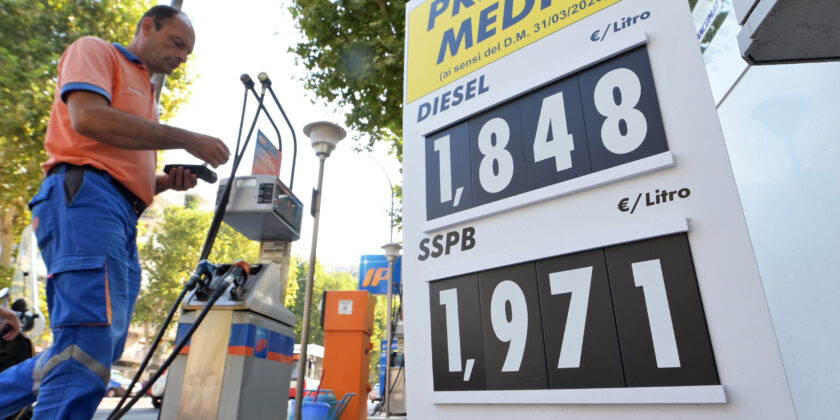 Prezzo del carburante-Foto da imagoeconomica