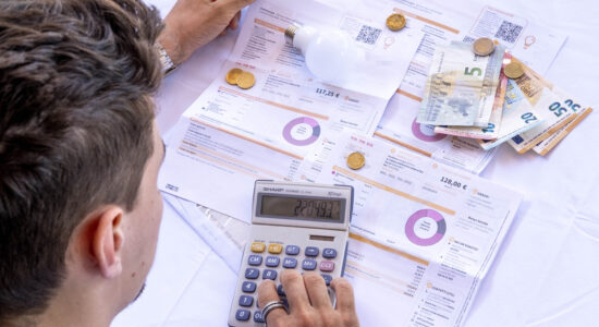 Risparmiare sulla bolletta-Foto da imagoeconomica