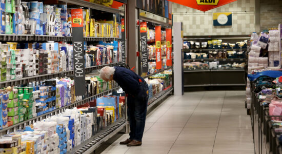 Spesa al supermercato-Foto da imagoeconomica