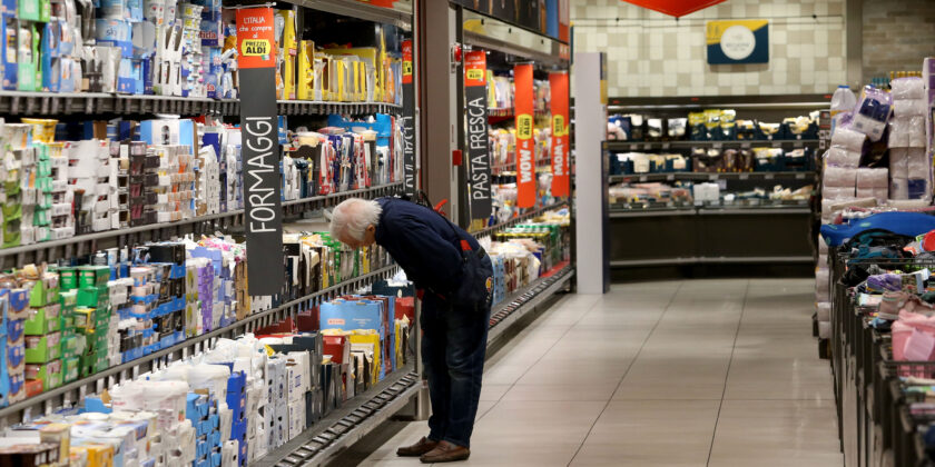 Spesa al supermercato-Foto da imagoeconomica