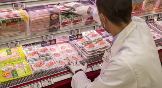 Spesa al supermercato-Foto da imagoeconomica