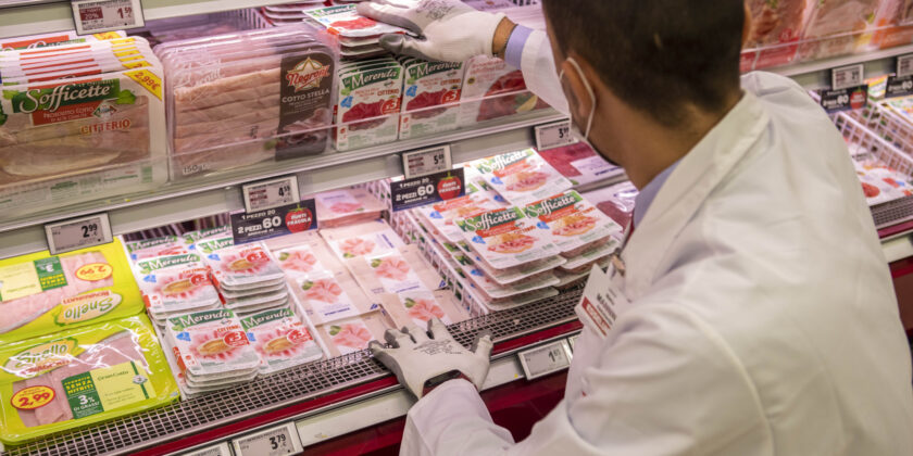 Spesa al supermercato-Foto da imagoeconomica