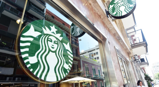 Starbucks negozio-Foto da imagoeconomica