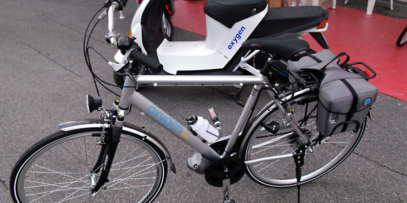 Bici a pedalata assistita-Foto da imagoeconomica