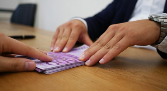 Incassare i soldi dello stipendio-Foto da pixabay.com