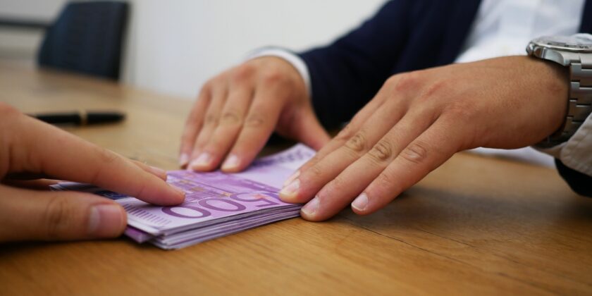 Incassare i soldi dello stipendio-Foto da pixabay.com