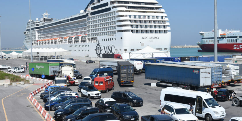 Offerte per uan crociera nel Mediterraneo-Foto da imagoeconomica
