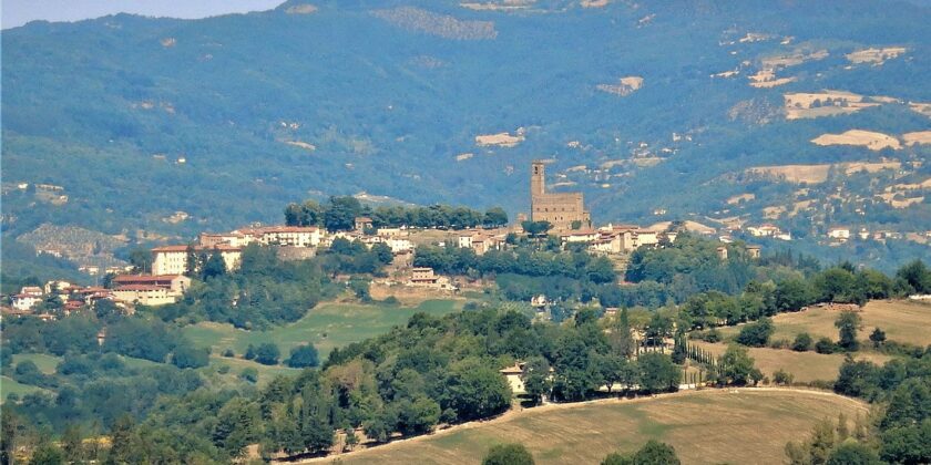 Panoramica di Poppi-Autore Albarubescens-Foto da wikipedia