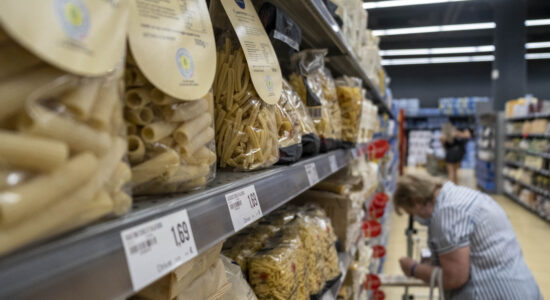 Pasta in vendita al supermercato-Foto da imagoeconomica