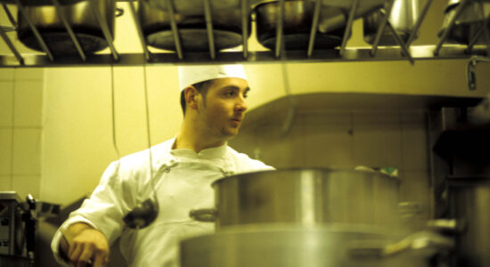 Risparmiare cucinando in padella-Foto da imagoeconomica