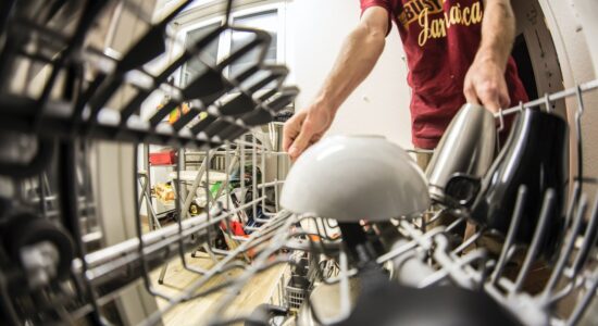 Se spendi troppo quando fai la spesa, ecco 3 detersivi per lavastoviglie a meno di 6 euro