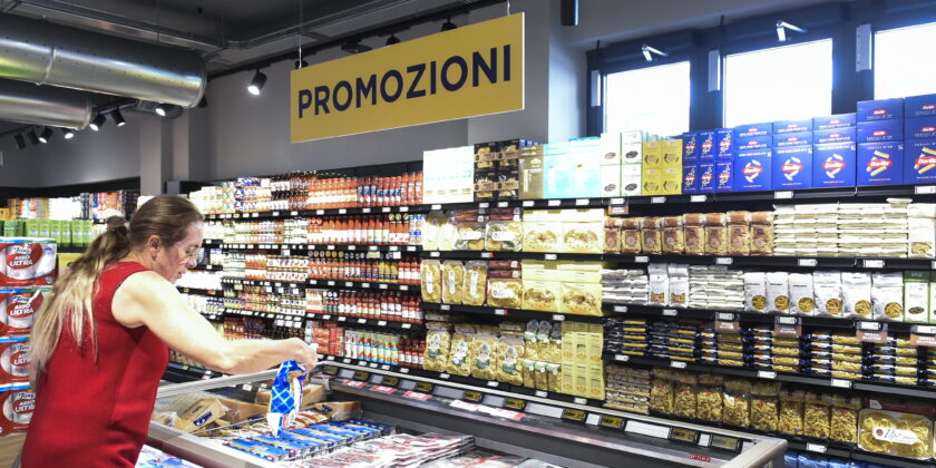 Si abbassano i prezzi al supermercato-Foto da imagoeconomica