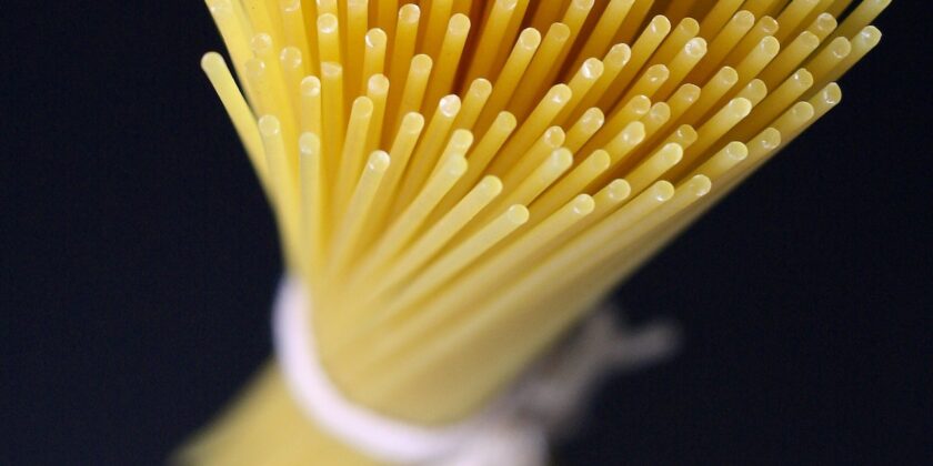 Un primo piatto napoletano veloce ed economico, gli spaghetti dei cornuti