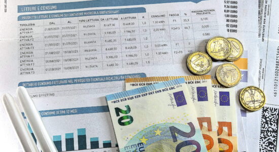 5 trucchi intelligenti per risparmiare sulla bolletta della luce-Foto da imagoeconomica