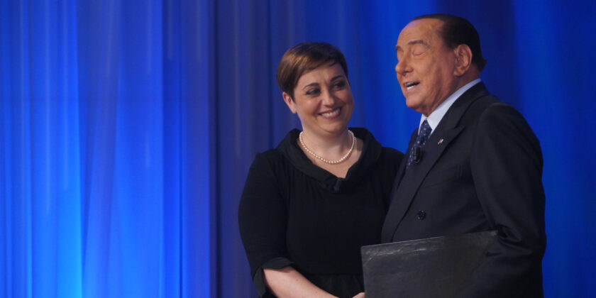 Benedetta Rossi qualche anno fa al Maurizio Costanzo Show insieme a Silvio Berlusconi-Foto da imagoeconomica