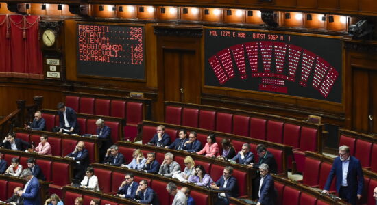 Camera discussione sul salario minimo-Foto da imagoeconomica