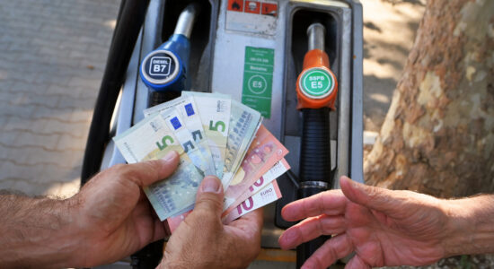 Come risparmiare sul pieno di benzina-Foto da imagoeconomica