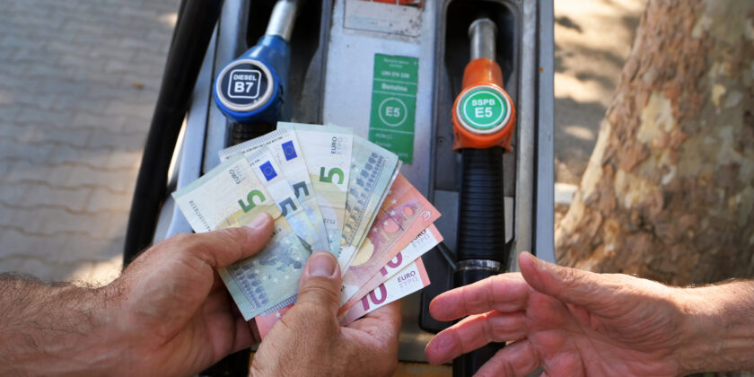 Come risparmiare sul pieno di benzina-Foto da imagoeconomica