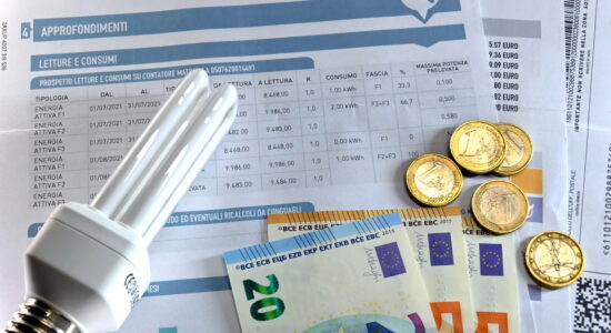 Come risparmiare sulla bolletta della luce-Foto da imagoeconomica
