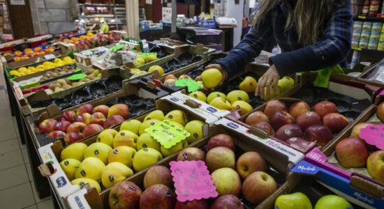 Con questi 4 frutti di stagione, soldi risparmiati e forma fisica assicurata-Foto da imagoeconomica
