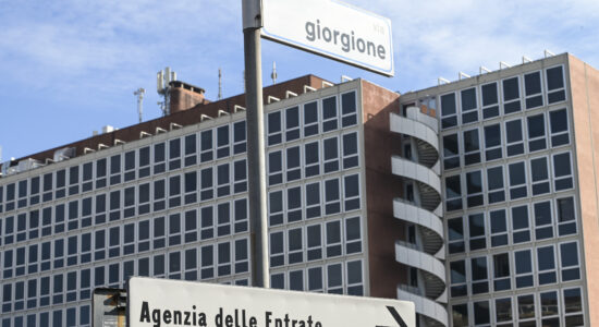 Cosa fare con un fermo amministrativo- Sede dell'Agenzia delle Entrate-Foto da imagoeconomica