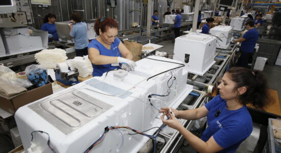 Dove producono le marche economiche di lavatrici, frigoriferi e forni-Foto da imagoeconomica