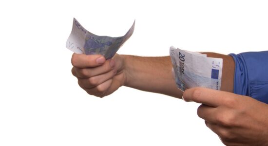 I metodi per risparmiare soldi con uno stipendio basso-Foto da imagoeconomica