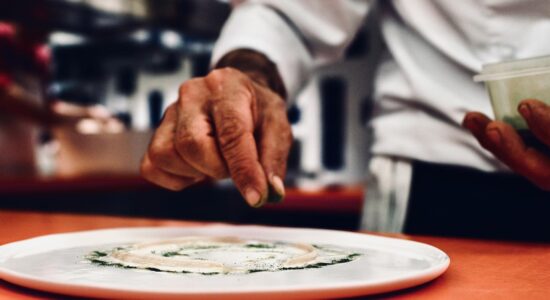 La preparazione di un piatto dello chef Uliassi-Foto da facebook