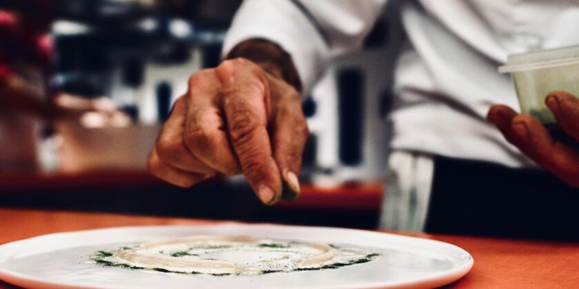 La preparazione di un piatto dello chef Uliassi-Foto da facebook