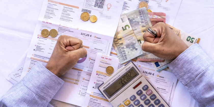 Le bollette di luce e gas sono troppo care-Foto da imagoeconomica