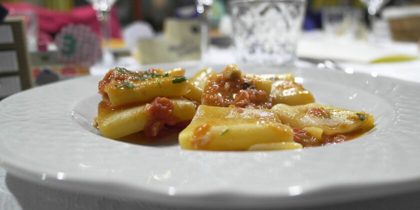 Paccheri con il sugo-Foto da pixabay.com