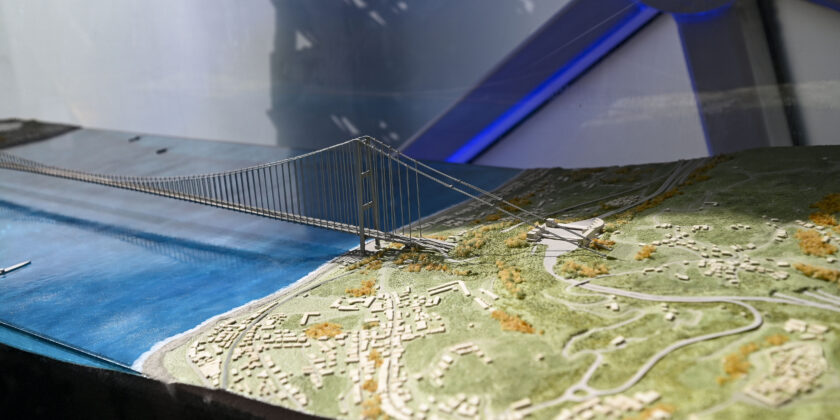 Plastico del progetto del ponte sullo stretto di Messina-Foto da imagoeconomica