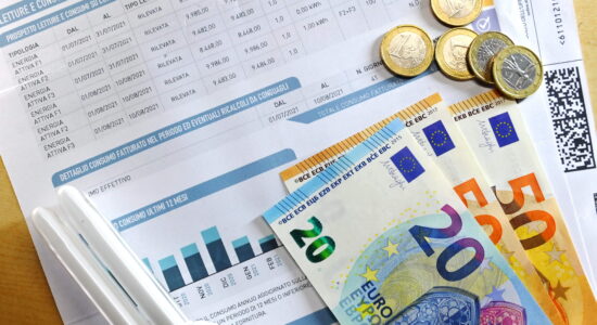 Risparmiare fino al 50% sulla bolletta-Foto da imagoeconomica