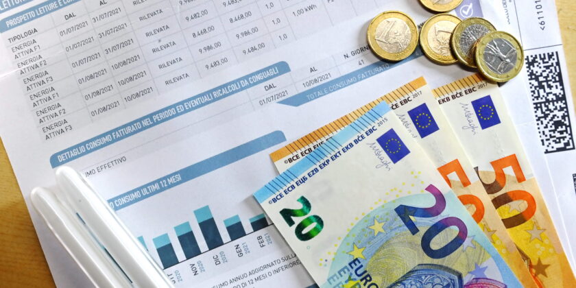 Risparmiare fino al 50% sulla bolletta-Foto da imagoeconomica