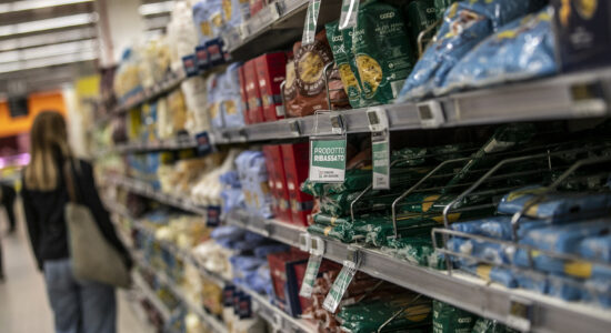 Risparmiare tempo e denaro al supermercato-Foto da imagoeconomica