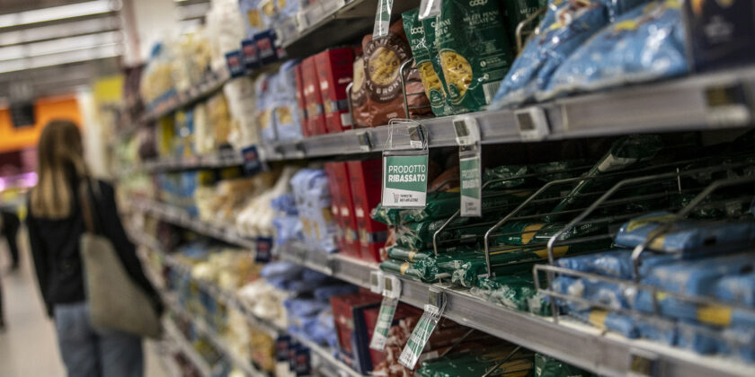 Risparmiare tempo e denaro al supermercato-Foto da imagoeconomica