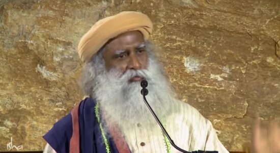 Sadhguru-Talks at Isha Yoga Center-Foto da wikipedia