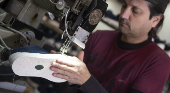 Scarpe fatte a mano-Foto da imagoeconomica