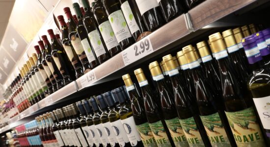 3 trucchi da ricordare per comprare un vino a basso prezzo al supermercato-Foto da iamgoeconomica