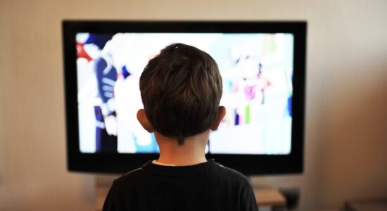 Basta sprecare energia elettrica partendo dalla TV-Foto da pixabay.com