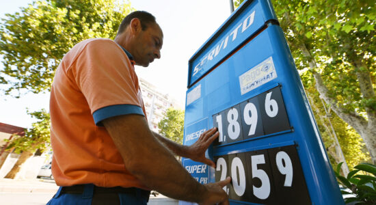 Benzina e gasolio scendono-Foto da pixabay.com