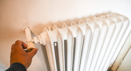 Come evitare consumi inutili con i termosifoni-Foto da imagoeconomica