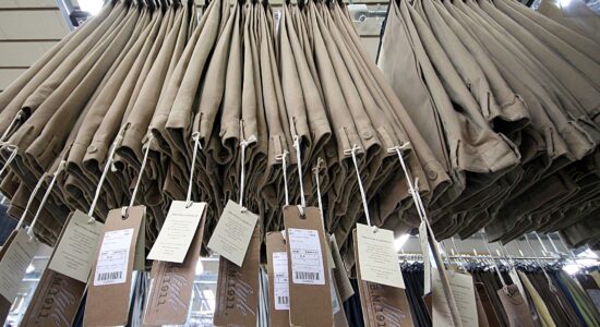 Il pantalone comodo ma super glamour da sfoggiare tutti i giorni-Foto da imagoeconomica