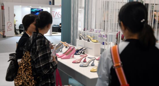 Le scarpe dell’inverno sono comode e calde-Foto da imagoecoommica