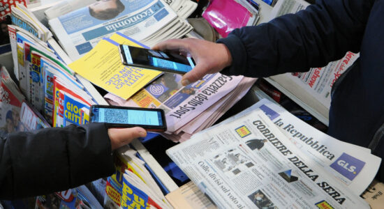 Libri e giornali gratis anche dalla distanza-Foto da imagoeconomica