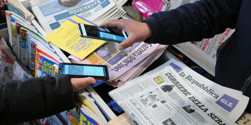 Libri e giornali gratis anche dalla distanza-Foto da imagoeconomica