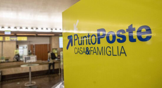 Poste italiane ha appena lanciato il nuovissimo Libretto Smart 540-Foto da imagoeconomica