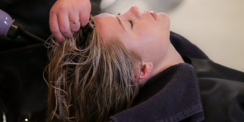 Quando bisognerebbe lavare i capelli durante il giorno-Foto da pixabay.com